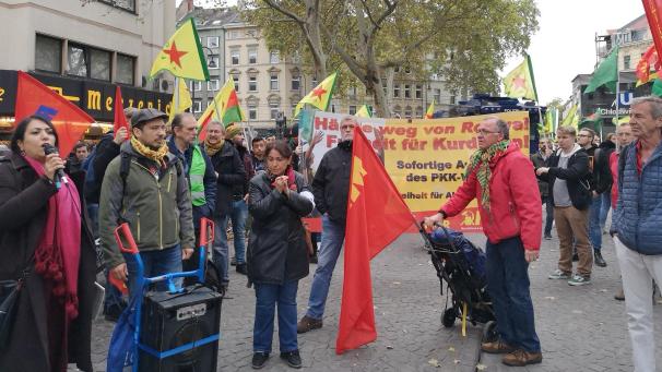 <p>Die Veranstalter riefen die mit Flaggen der kurdischen Miliz ausgestatteten Demonstrierenden zu friedlichen Kundgebungen auf.</p>