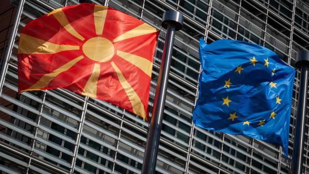 <p>Eine Flagge von Nordmazedonien weht neben einer EU-Flagge vor dem Berlaymont-Gebäude der EU-Kommission.</p>