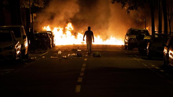 <p>Vermummte und dunkel gekleidete Antifa-Aktivisten errichteten in Barcelona auch am Freitagabend brennende Barrikaden.</p>