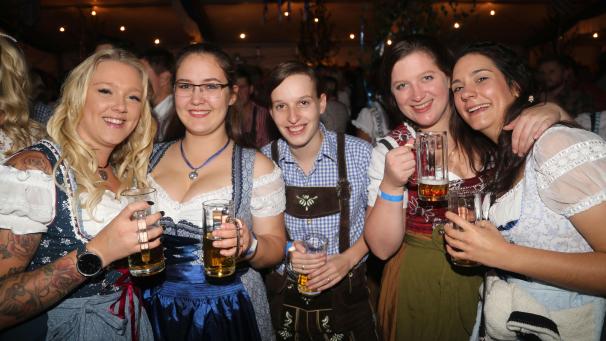 <p>Ausgelassene Stimmung beim traditionellen Oktoberfest in hauset.</p>