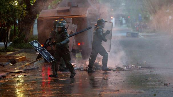 <p>Die gewaltsamen Protesten hatten nach einer Fahrpreiserhöhung der U-Bahn in Santiago begonnen.</p>