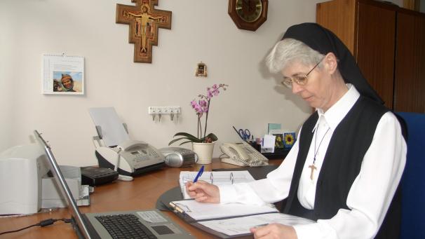 <p>2006 wurde sie zur Generaloberin der Franziskanerinnen von der Heiligen Familie im „Klösterchen“ gewählt.</p>
