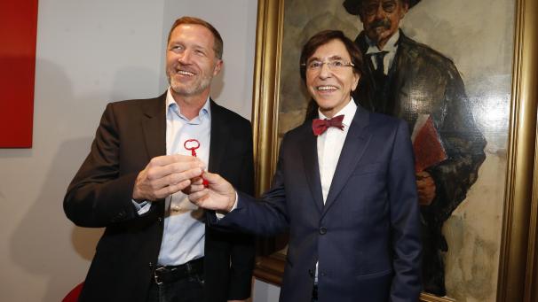 <p>Symbolische Schlüsselübergabe in der Parteizentrale zwischen Elio Di Rupo (r.) und Paul Magnette.</p>