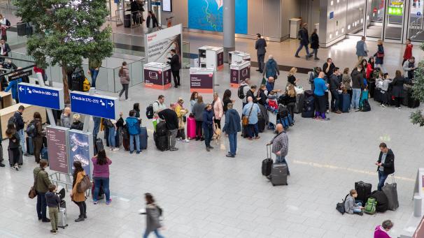 <p>Gestrandete Fluggäste der Fluggesellschaft Eurowings stehen in einer Schlange eines Serviceschalters am Flughafen Düsseldorf.</p>