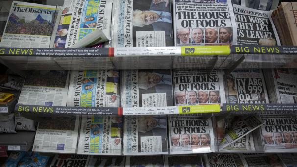 <p>Die Titelseiten der ausgelegten britischen Zeitungen beschäftigen sich allesamt mit dem Brexit. „The House of Fools“ (Narrenhaus) titelt beispielsweise das Boulevardblatt „The Mail on Sunday“.</p>