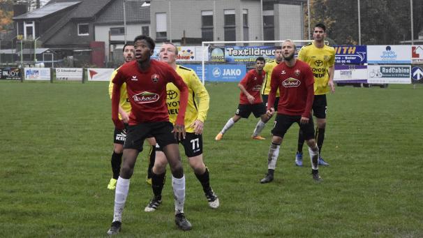 <p>Raeren-Eynatten und Herstal boten auf schwer zu bespielendem Boden 90 Minuten Spektakel.</p>