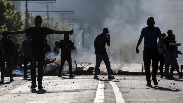 <p>Demonstranten vor einer Barrikade in Valparaiso, Chile.</p>