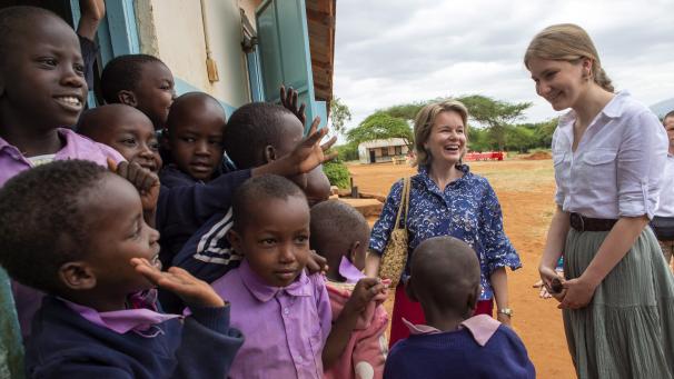 <p>Während der Sommerferien hatte Prinzessin Elisabeth (r.) Königin Mathilde bei einer dreitägigen Unicef-Mission in Kenia begleitet.</p>