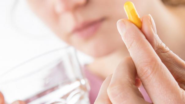 <p>Nahrungsergänzungsmittel mit so genannten Isoflavonen sollen Frauen gegen die typischen Beschwerden der Wechseljahre helfen. Einen wissenschaftlichen Nachweis dafür gibt es dafür aber nicht, warnen die Verbraucherzentralen.</p>