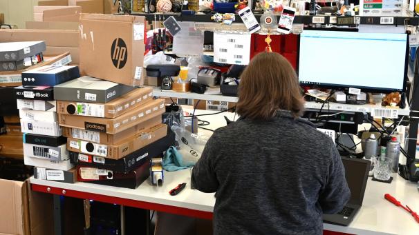 <p>Die Flut an zurückgegebenen Bestellungen ist ein Problem für den Internethandel. Spezialisierte Dienstleister nehmen großen Händlern ihre Retouren zur Weiterverwertung ab.</p>