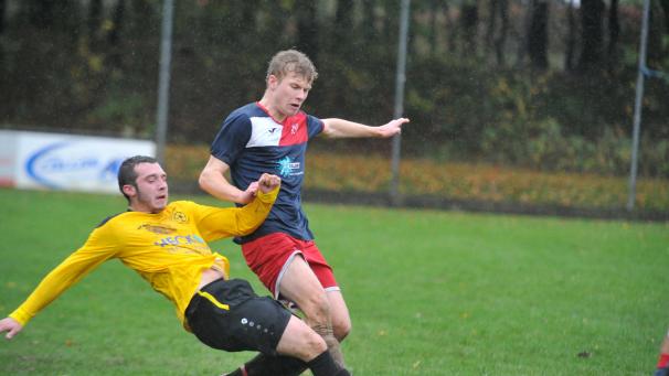 <p>Bütgenbachs Chris Diefels (l.) stand bereits vor zwei Jahren auf dem Platz, als der FCB eine 2:0-Führung gegen Elsenborn noch aus der Hand gab. Auch diesmal durften Jonas Wiesemes (r.) und der USFC feiern.</p>