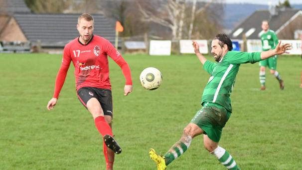 <p>Letzte Woche noch als Innenverteidiger, nun im offensiven Mittelfeld: Lontzens Chris Klöcker (l.)</p>