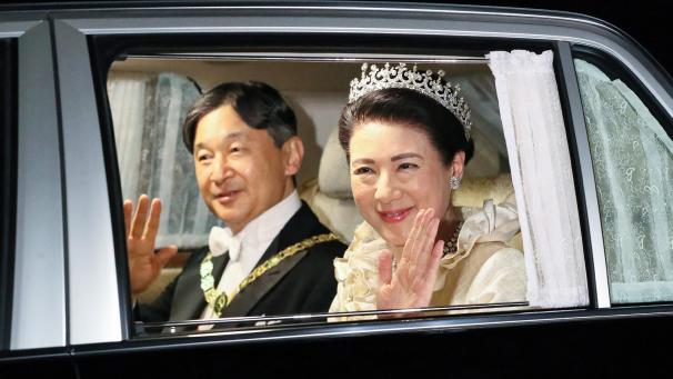 <p>Kaiser Naruhito und Kaiserin Masako fahren zum Bankett im Kaiserpalast in Tokio.</p>