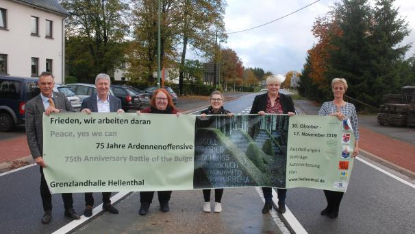 <p>Die Partner der Gedenkveranstaltung „75 Jahre Ardennenoffensive – Frieden, wir arbeiten daran“ trafen sich zur Vorstellung der gemeinsamen Initiative in Losheimergraben: v.l.n.r. Rudolf Westerburg (Bürgermeister Hellenthal), Friedhelm Wirtz (Bürghermeister Büllingen), Marita Rauchberger (Galerie Eifel Kunst), Marie Hanf (Gemeinde Hellenthal), Viviane Scharres-Jost (Schöffin Gemeinde Büllingen) und Gerdine Snijder (Ferienzentrum Heidehof).</p>