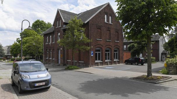 <p>Die Alte Schule in Herbesthal sollte für über 900.000 Euro renoviert werden. Die Mehrheit stoppt das Projekt und strebt nun ein größeres Gesamtprojekt an.</p>