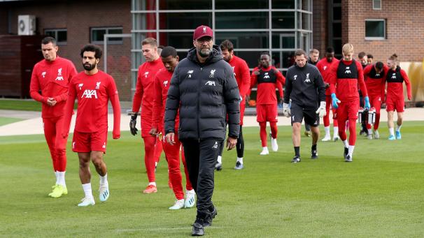 <p>Angreifer Mohamed Salah (2. v. l.) stand gestern auf dem Trainingsplatz.</p>