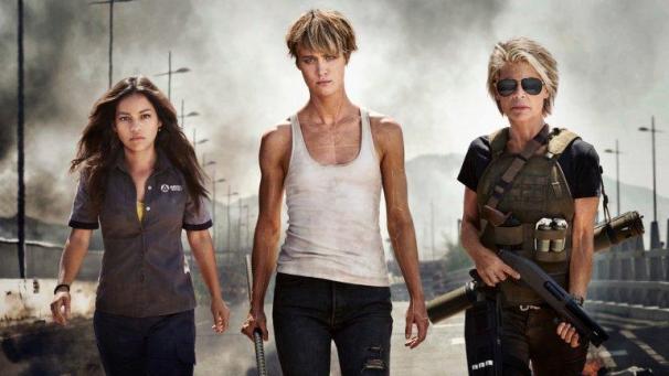 <p>Im Mittelpunkt stehen diesmal (v. l. n. r.) die junge Mexikanerin Dani Ramos (Natalia Reyes), Super-Soldatin Grace (Mackenzie Davis), als Beschützerin an ihrer Seite, und Sarah Connor. Letztere wird nach fast 30 Jahren wieder von Linda Hamilton gespielt.</p>