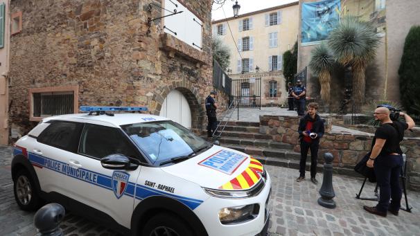 <p>Polizisten und Journalisten stehen vor dem archäologischen Museum in Saint-Raphaël.</p>
