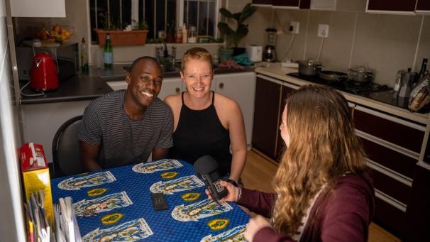 <p>Melanie Simons (r.) im Gespräch mit Rob (l.) und Jess. „In Restaurants bekommt Jess oft die Rechnung, weil die Kellner denken, Rob könnte sie nicht bezahlen“, berichten sie.</p>