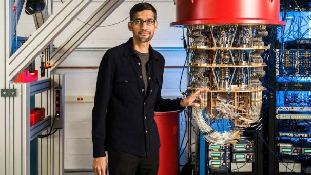 <p>Google-Chef Sundar Pichai zeigt die Quantentechnik seines Konzerns in einem Labor im kalifornischen Santa Barbara.</p>