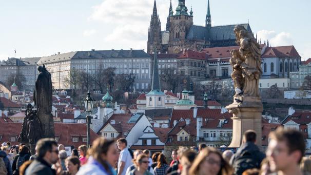 <p>Zahlreiche Touristen gehen über die Karlsbrücke. Im Hintergrund ist die Prager Burg zu sehen.</p>