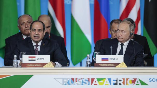 <p>Der russische Präsident Wladimir Putin (rechts) wirbt vor mehr als 40 afrikanischen Staats- und Regierungschefs für mehr Zusammenarbeit.</p>