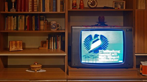 <p>2012 in Berlin: Auf einem RFT-Farb-Fernseher läuft in einem DDR-Museum in einer Endlos-Schleife der Beginn der Sendung „Der schwarze Kanal“ mit Karl-Eduard von Schnitzler.</p>