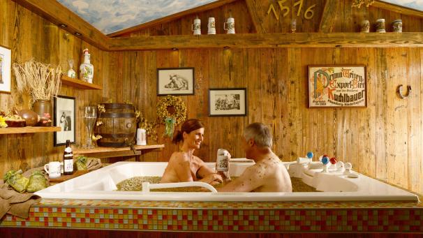 <p>In der Limes-Therme Bad Gögging können Paare ein Hopfenbad nehmen.</p>