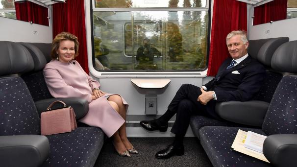 <p>Ein Bild, das man nicht alle Tage zu sehen bekommt: Königin Mathilde und König Philippe von Belgien reisen im Zug zu einem dreitägigen Staatsbesuch in das benachbarte Luxemburg.</p>
