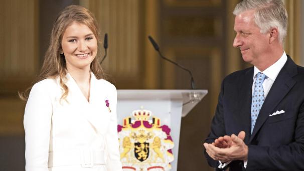 <p>Stolzer Vater: Philippe zeichnete Elisabeth mit dem Großen Band des Leopold-Ordens aus.</p>