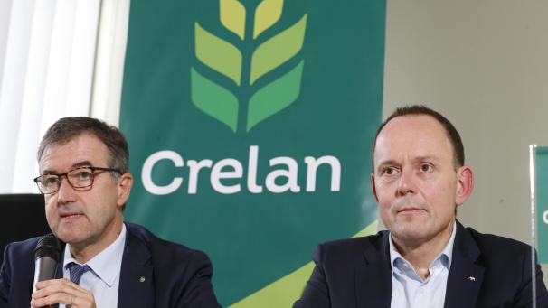 <p>Crelan-CEO Philippe Voisin und der Geschäftsführer von AXA Belgium, Jef Van In, erläutern bei einer Pressekonferenz Einzelheiten zur Übernahme.</p>