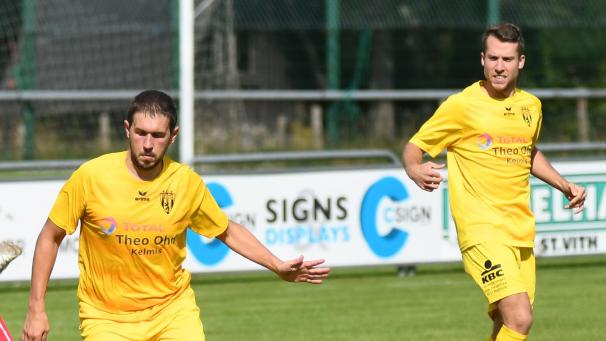 <p>Die Walhorner Defensive um Raphael Langhoor (l.) und Adrien Vroomen (r.) bekommt es mit Daniel Henkes zu tun.</p>