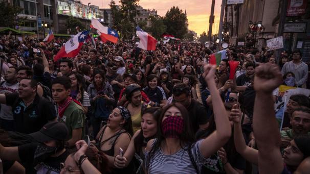 <p>Proteste in Santiago am Freitag.</p>
