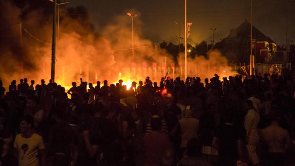<p>Ein Anti-Regierungsprotest in den Straßen von Basra.</p>