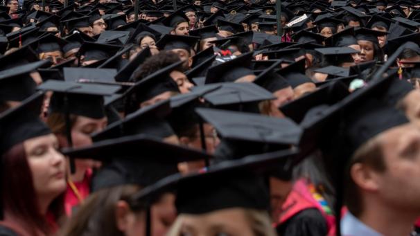<p>Amerikas Elite, Studenten an den Topuniversitäten, sind im Schnitt mit bis zu 30.000 Dollar verschuldet und könnten einen Börsencrash auslösen.</p>
