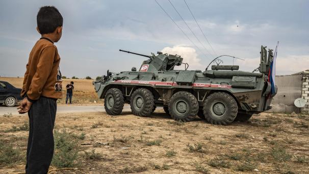 <p>Ein gepanzerter Personaltransporter der russischen Militärpolizei in Nordostsyrien.</p>
