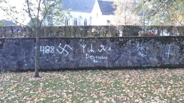 <p>Unter anderem wurden ein Hakenkreuz und „Deutsches Reich“ an die Wand geschmiert.</p>