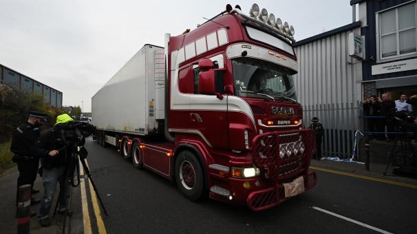 <p>Polizisten hatten den Lastwagen mit den 39 Leichen weggefahren.</p>