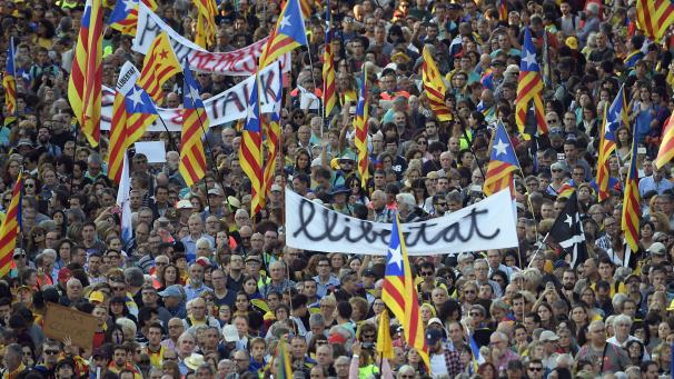 <p>Schilder mit „Unabhängigkeit!“ wurden beim Protest gezeigt.</p>