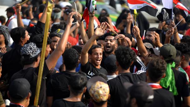 <p>Irakische Demonstranten während eines Protests gegen die Regierung vor dem Regierungsgebäude in Najaf.</p>