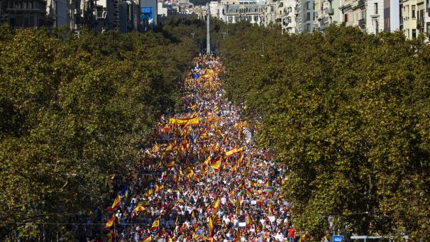 <p>Pro-Spanische-Demonstranten versammeln sich mit Fahnen zu einem Protest der «Societat Civil Catalana» (Katalanische Zivilgesellschaft). Sie richten sich gegen die Massenproteste der Unabhängigkeitsbewegung.</p>