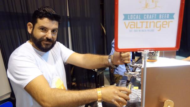 <p>Thanasis Misaltis (39) zapft auf der 1. Craft-Beer-Show Griechenlands ein Bier. Thanasis ist ein Gypsi-Brewer: Er hat keine eigene Brauerei, sondern lässt sein Bier bei bestehenden Brauereien nach seinem eigenen Rezept brauen.</p>