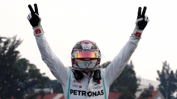 <p>Lewis Hamilton feiert seinen Erfolg beim Großen Preis von Mexiko.</p>