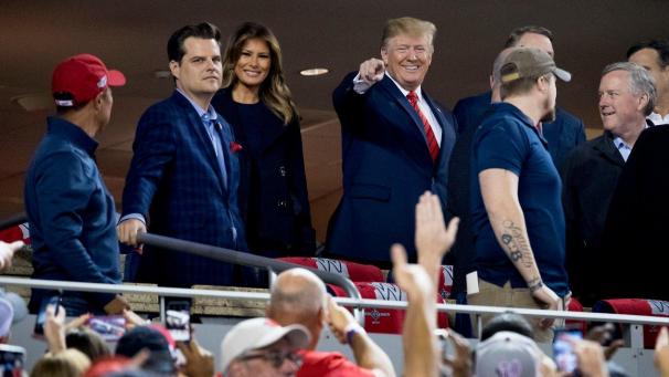 <p>Zusammen mit seiner Frau Melania besuchte Trump das Baseball-Spiel in Washington.</p>