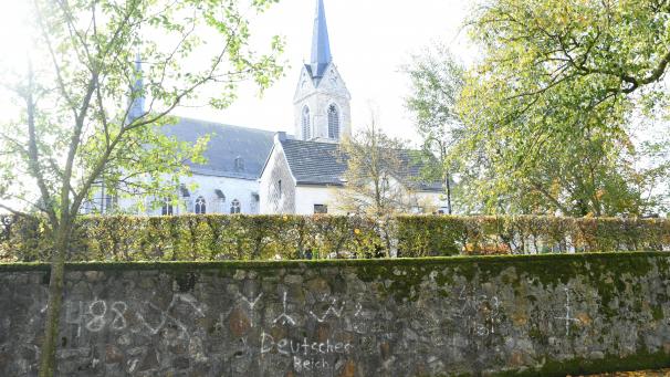 <p>Die äußere Friedhofsmauer in Walhorn ist am vergangenen Wochenende mit NS-Parolen und rassistischer Symbolik verunstaltet worden.</p>