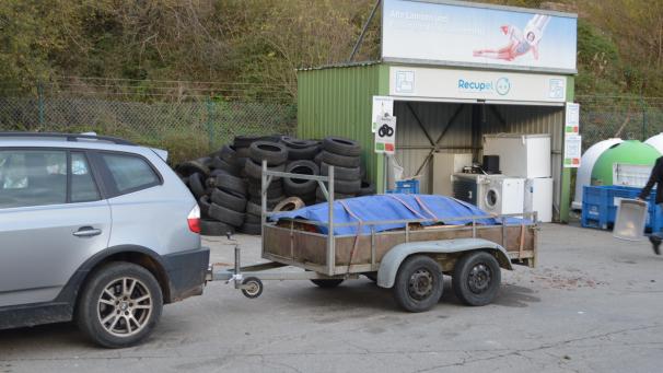 <p>Die Ladung dieses Anhängers auf dem Recypark in Bütgenbach ist ordnungsgemäß mit einer Plane abgedeckt und mit Gurten gesichert. An diese Regel hält sich aber noch nicht jeder Verkehrsteilnehmer.</p>