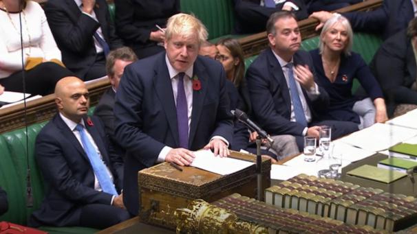 <p>Boris Johnson, Premierminister von Großbritannien, spricht im britischen Unterhaus während der Debatte vor der Abstimmung über eine geplante Neuwahl am 12. Dezember.</p>