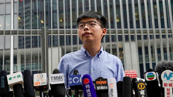 <p>Der Hongkonger Aktivist Wong sieht sich seiner Rechte beraubt, weil er bei der Kommunalwahl nicht antreten darf.</p>