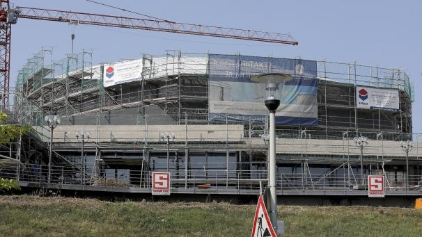 <p>Die Beethovenhalle, wo in der Bonner Republik Bundespräsidenten gewählt und der Bundespresseball gefeiert wurde, ist seit Jahren eine Baustelle. Kontinuierlich kletterten die Kosten, schlimmstenfalls rechnet die Stadt mit 166,2 Millionen Euro.</p>