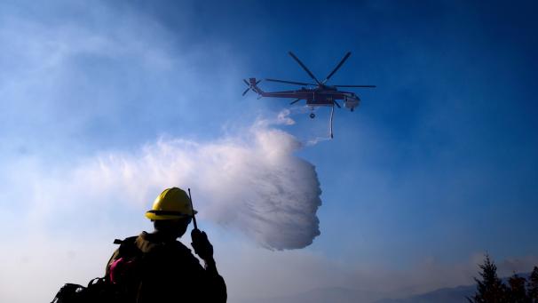 <p>Ein Hubschrauber ist bei einem Waldbrand im Einsatz. Die seit Tagen in Kalifornien wütenden Waldbrände haben am Wochenende Dutzende Häuser zerstört und Zehntausende weitere Menschen in die Flucht getrieben.</p>